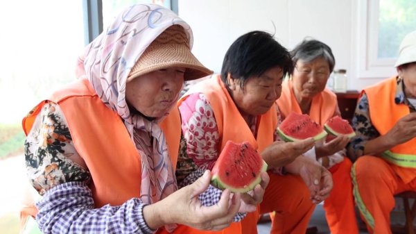 黄金配资网 利津: 调整作业避高温 驿站爱心点为环卫工人撑起 “清凉伞”